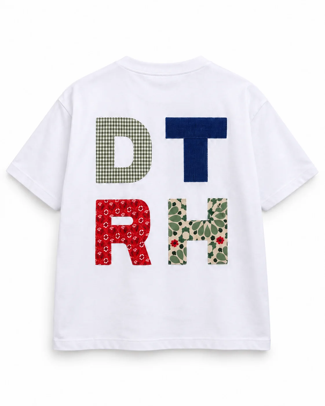 Achterkant van een wit T-shirt met de patchworkletters D, T, R en H