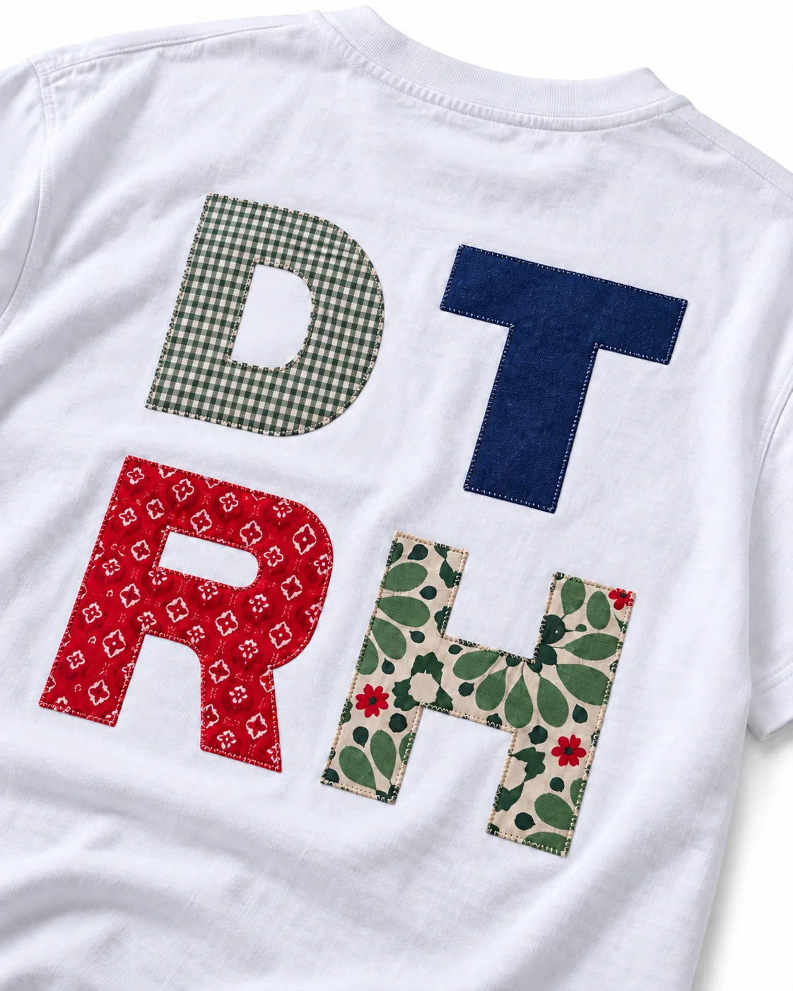 Close-up van de verschillende stoffen en het stikwerk rondom de patchworkletters